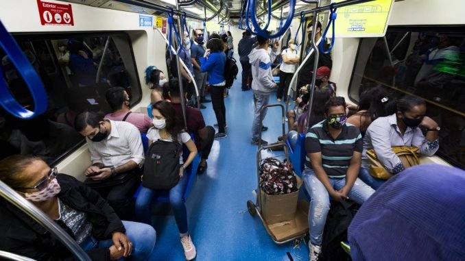 Passageiros na linha 1-azul do metrô de São Paulo, sentido estação Tucuruvi, na zona norte - Rubens Cavallari - 20.jul.20/Folhapress