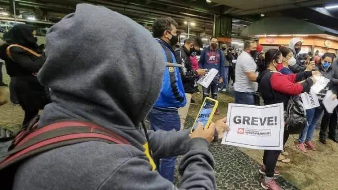 Passageiros foram surpreendidos pela greve nas estações do Metrô - Rivaldo Gomes/Folhapress