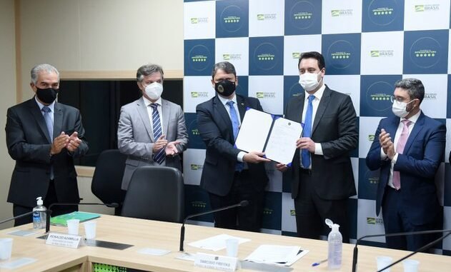 Contrato foi assinado nesta semana, com a participação do ministro Tarcísio de Freitas, representantes da empresa e governadores. Foto: MInfra.