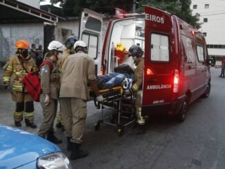 Uma das vítimas do princípio de incêndio é socorrida Foto: Fabiano Rocha / Agência O Globo