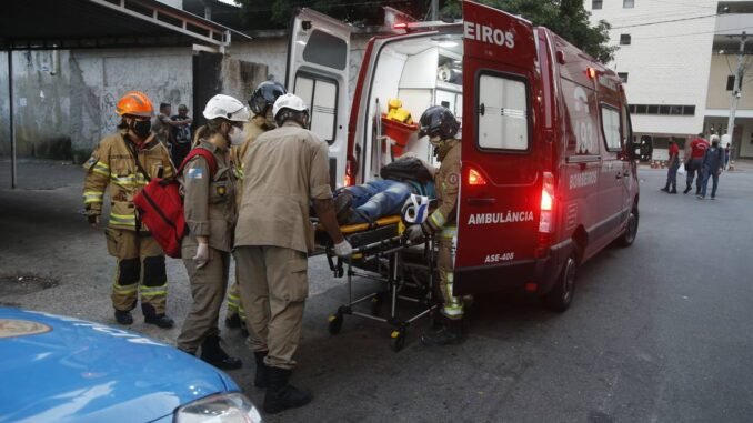 Uma das vítimas do princípio de incêndio é socorrida Foto: Fabiano Rocha / Agência O Globo