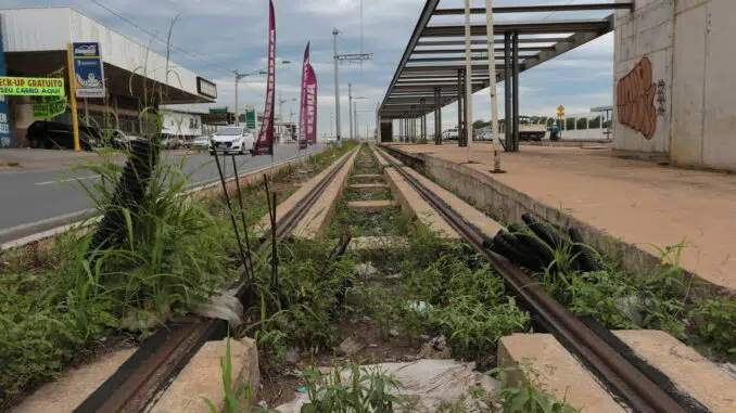 Mato se acumula sobre trilhos de VLT em Várzea Grande, na Grande Cuiabá - Alair Ribeiro/Folhapress
