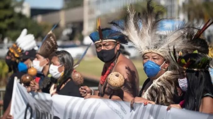 Indígenas de diversas etnias fazem protesto em frente ao Congresso Nacional contra o projeto que altera regras para demarcação de terras Foto: EFE/Joédson Alves
