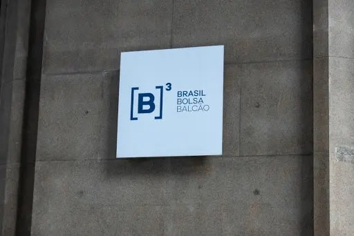 Com a pandemia, o Ibovespa chegou a registrar 63 mil pontos em março de 2020, mas se recuperou e atingiu uma máxima histórica de 122 mil em 2021. (Foto: Vergani Fotografia/Shutterstock)
