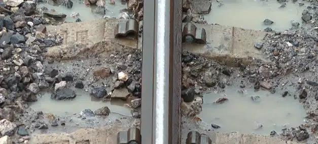 Furtos de grampos de trilhos da Supervia atrapalham circulação dos trens