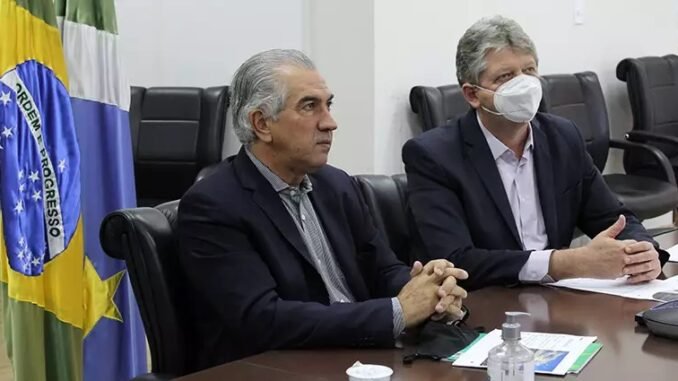 Governador Reinaldo Azambuja ao lado do secretário Jaime Verruck, durante a videoconferência (Foto: Divulgação/Chico Ribeiro)