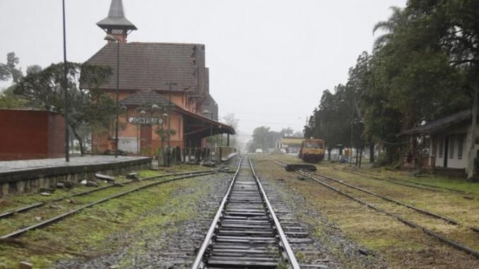 Atual linha férrea seria usada também para trens de passageiros(Foto: Patrick Rodrigues, A Notícia)