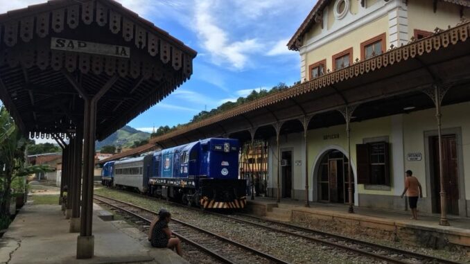 Imagem de arquivo mostra trem em Sapucaia (RJ); o mesmo passa pela cidade de Além Paraíba (MG) que está na lista do Governo de MG — Foto: ONG Amigos do Trem/Divulgação