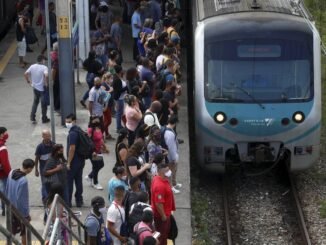 Estação da Supervia em Gramacho, na Baixada Fluminense: redução de trens agrava aglomeração Foto: Fabiano Rocha / Agência O Globo