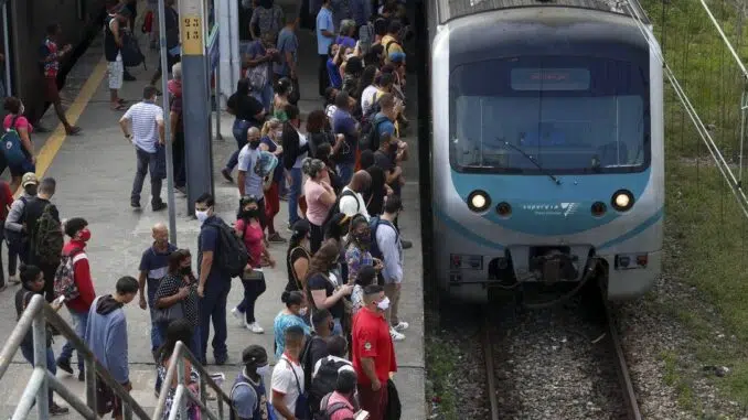 Estação da Supervia em Gramacho, na Baixada Fluminense: redução de trens agrava aglomeração Foto: Fabiano Rocha / Agência O Globo
