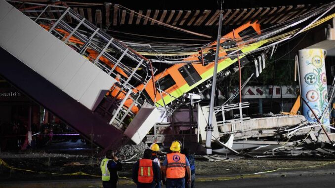 Equipes de resgate trabalham nos vagões do metrô que ficaram pendurados sobre o viaduto que desabou na Cidade do México Foto: PEDRO PARDO / AFP