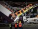 Equipes de resgate trabalham nos vagões do metrô que ficaram pendurados sobre o viaduto que desabou na Cidade do México Foto: PEDRO PARDO / AFP