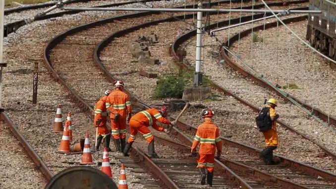 Funcionários da SuperVia após problemas na estação de Gramacho nesta segunda-feira Foto: Fabiano Rocha / Agência O Globo