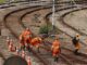 Funcionários da SuperVia após problemas na estação de Gramacho nesta segunda-feira Foto: Fabiano Rocha / Agência O Globo