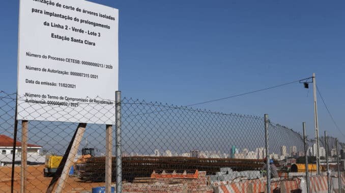 Placa indica a autorização para corte de árvores em canteiro de obras para ampliação da linha 2-verde do metrô na região da Vila Formosa, na zona leste - Rivaldo Gomes/Folhapress