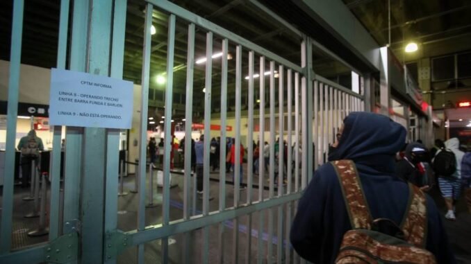 A greve dos ferroviários afetou totalmente o funcionamento das linhas 10-Turquesa e 9-Esmeralda da CPTM Foto: Felipe Rau/ESTADÃO