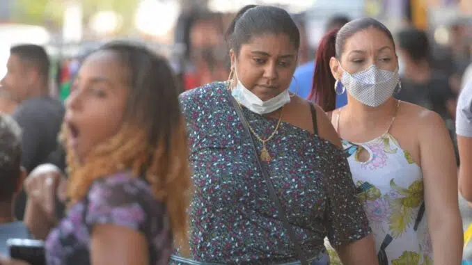 Rio de Janeiro - 23/07/2021 - Coronavirus/ Rio / Pandemia - População se descuida na utilização da máscara em Madureira. Foto : Fábio Costa/ Ag.O Dia