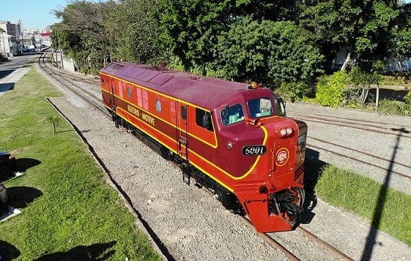 Locomotiva modelo B12, fabricada em 1953 pela EMD, foi reformada pela FTC em parceria com o Museu Ferroviário de Tubarão (SC). Foto: Divulgação/FTC