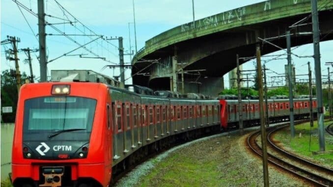 Trem série 7000 circulando na linha 9-Esmeralda da CPTM (Foto: Rodrigo Thauam)
