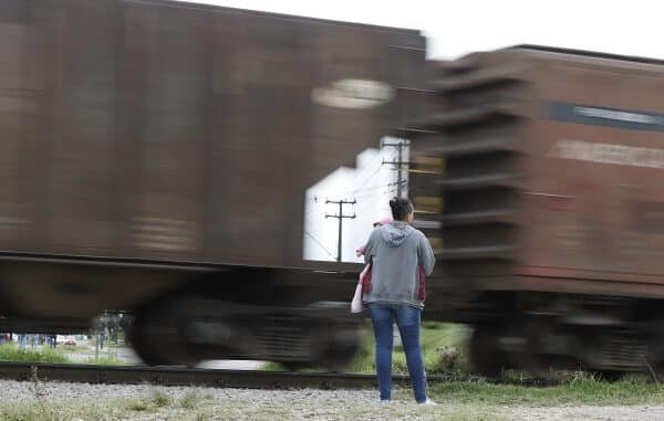 Trem em trecho urbano em Curitiba (Foto: Arquivo Bem Paraná/Franklin de Freitas)