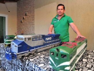 EDUARDO, QUE LEVOU QUASE UM ANO PARA CONSTRUIR PRIMEIRA RÉPLICA, TEVE DE CRIAR FERRAMENTAS PARA FAZER OS DETALHES COMO AS VENEZIANAS DAS JANELAS. (CRÉDITO: FÁBIO ROGÉRIO (23/7/2021)