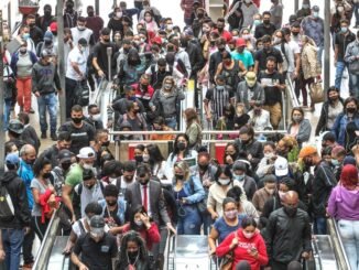 Movimentação de passageiros na estação da Luz, transferência do Metrô para a CPTM, no centro da capital paulista em abril de 2021, em meio à pandemia do coronavírus. — Foto: BRUNO ESCOLASTICO/PHOTOPRESS/ESTADÃO CONTEÚDO