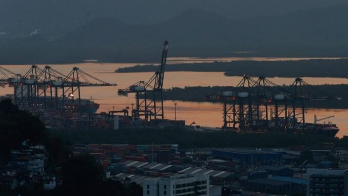 Porto de Santos calcula prejuízos entre R$ 820,5 milhões e R$ 5,85 bilhões Foto: Marcos Alves/Agência O Globo