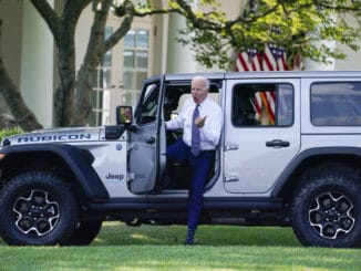 Biden chega de carro elétrico à Casa Branca: presidente aposta em investimento em infraestrutura e energia limpa para desenvolver economia dos Estados Unidos Foto: Evan Vucci/AP