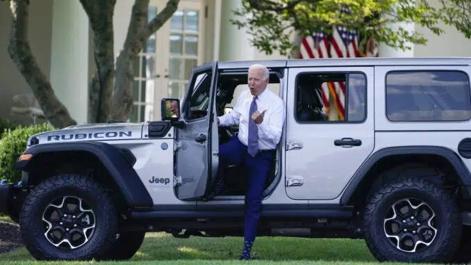 Biden chega de carro elétrico à Casa Branca: presidente aposta em investimento em infraestrutura e energia limpa para desenvolver economia dos Estados Unidos Foto: Evan Vucci/AP