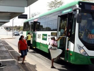 Prefeito entregou novos ônibus capazes de integrar tanto o sistema de VLT quanto BRT [Foto – Luiz Alves]