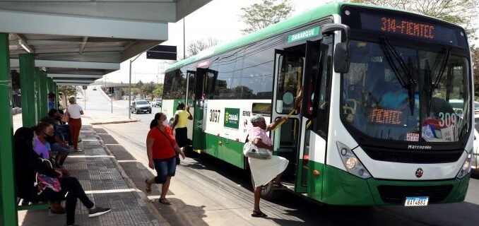 Prefeito entregou novos ônibus capazes de integrar tanto o sistema de VLT quanto BRT [Foto – Luiz Alves]