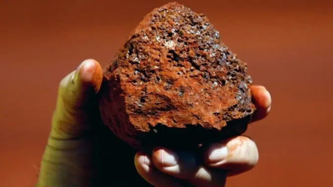 Um pedaço de minério de ferro nas mãos de um mineiro da Austrália: demanda da China e oferta do Brasil são fiéis da balança dessa commodity. (David Gray/ Reuters)