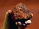 Um pedaço de minério de ferro nas mãos de um mineiro da Austrália: demanda da China e oferta do Brasil são fiéis da balança dessa commodity. (David Gray/ Reuters)