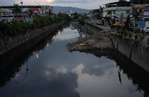 Poluição no Rio Pavuna, na zona Norte do Rio de Janeiro - Foto: Tércio Teixeira / Folhapress