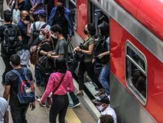 12.dez.2020 - Movimentação de passageiros em plataforma da estação Luz da CPTM, no centro de São Paulo Imagem: Bruno Escolástico/Photopress/Estadão Conteúdo
