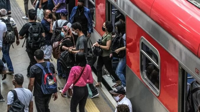 12.dez.2020 - Movimentação de passageiros em plataforma da estação Luz da CPTM, no centro de São Paulo Imagem: Bruno Escolástico/Photopress/Estadão Conteúdo