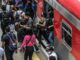 12.dez.2020 - Movimentação de passageiros em plataforma da estação Luz da CPTM, no centro de São Paulo Imagem: Bruno Escolástico/Photopress/Estadão Conteúdo