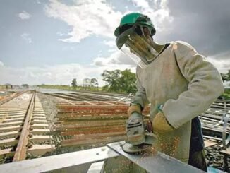 Operário trabalha em construção de ferrovia no Brasil - Foto: ROBSON FERNANDJES/AGÊNCIA ESTADO - 18.2.2010