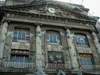 Fachada da estação: pichações, sujeira e ferrugem no prédio tombado pelo patrimônio Foto: Brenno Carvalho / Agência O Globo