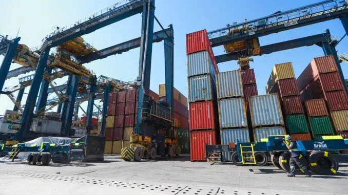 No porto de Santos saídas que eram atendidas com frequência semanal passaram a ter escalas a cada 10, 11 ou 12 dias por falta de contêineres. Foto: Tiago Queiroz/Estadão - 20/7/2018