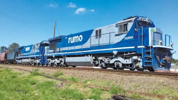 A Rumo tem as operações divididas nas regiões Norte, Sul e Central, e seus trens trafegam por mais de 14 mil quilômetros de trilhos em nove estados. (Crédito: Divulgação)