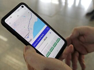 Passageiro utiliza aplicativo que indica tempo até chegada de trem (Divulgação/CCR Metrô Bahia)