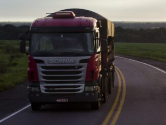 Preço do diesel subiu quase 40% no país nos últimos 12 meses, ritmo bem superior ao do aumento do custo do frete, diz FreteBras — Foto: Guito Moreto/Agência O Globo