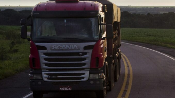 Preço do diesel subiu quase 40% no país nos últimos 12 meses, ritmo bem superior ao do aumento do custo do frete, diz FreteBras — Foto: Guito Moreto/Agência O Globo