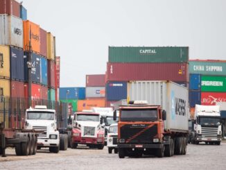 Movimentação de caminhões próximo ao porto de Santos: alta dos fretes ficou muito aquém do aumento do diesel — Foto: Danilo Verpa/Folhapress