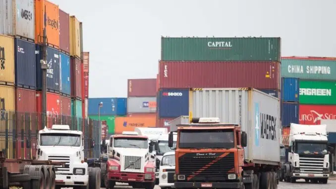 Movimentação de caminhões próximo ao porto de Santos: alta dos fretes ficou muito aquém do aumento do diesel — Foto: Danilo Verpa/Folhapress