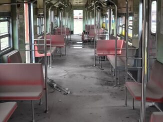 Interiores do vagão de trem da CPTM que foi à leilão, no pátio da companhia, na Vila Anastácio (SP) - Imagem: Reinaldo Canato/UOL