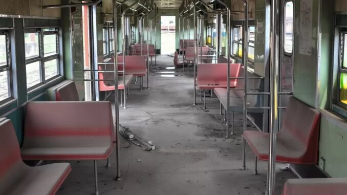 Interiores do vagão de trem da CPTM que foi à leilão, no pátio da companhia, na Vila Anastácio (SP) - Imagem: Reinaldo Canato/UOL