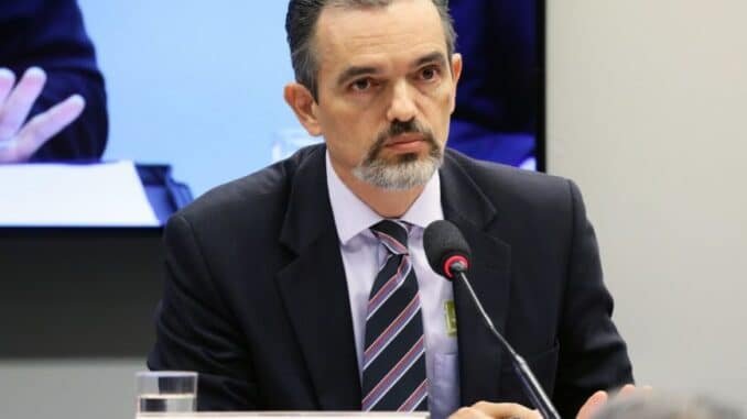 O procurador Júlio Marcelo de Oliveira entrou com pedido de suspensão das análises das propostas de construção de ferrovias pelo modelo de autorização, sem a necessidade de leilão. Na foto, o procurador em audiência da Comissão de Viação e Transportes da Câmara. - Cleia Viana/Câmara dos Deputados - 9.abr.2019