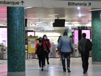 Quem tiver adquirido os antigos bilhetes de papel nas bilheterias físicas poderá utilizar normalmente nas catracas - Foto: Rovena Rosa/Agência Brasil